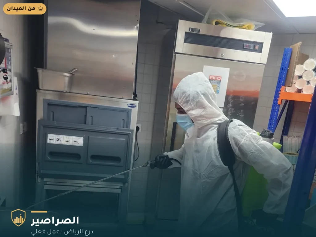 فني درع الرياض يواصل رش مطبخ مطعم بالرياض
