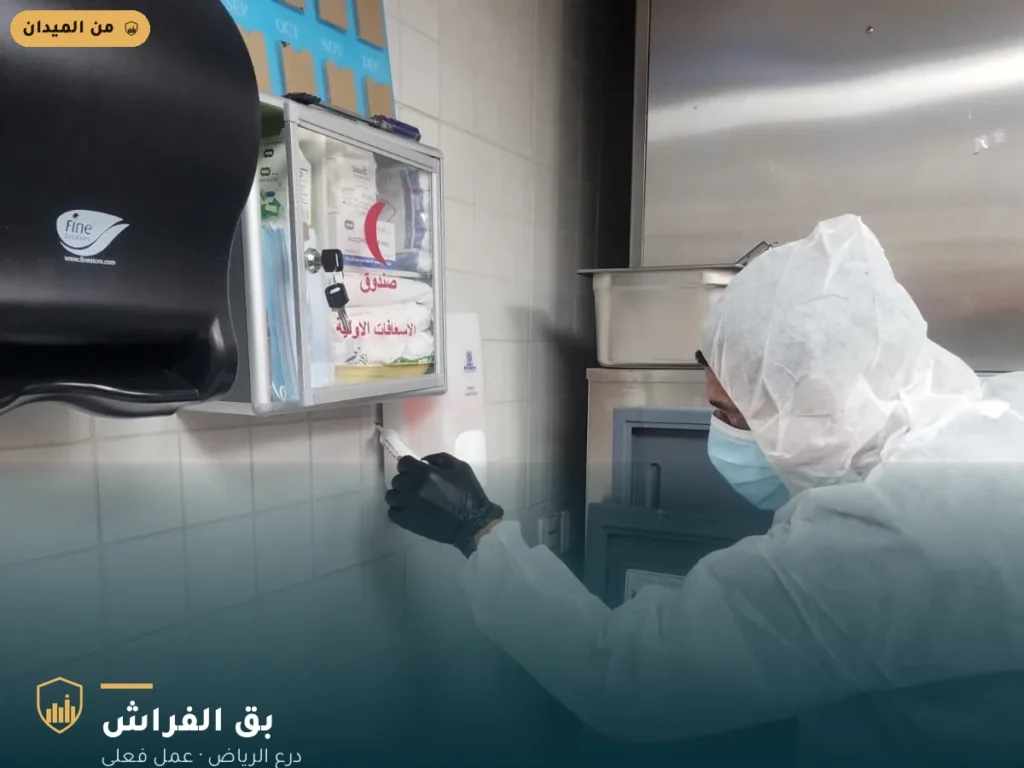فني درع الرياض يركّب جهاز مراقبة حشرات بمطبخ تجاري