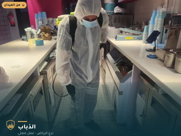 فني درع الرياض يعالج أرضية مقهى بالرياض