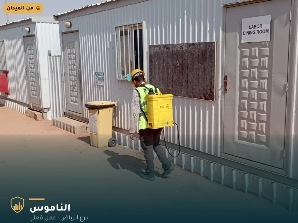 فني درع الرياض يعالج مبنى سكن عمالي بالرياض